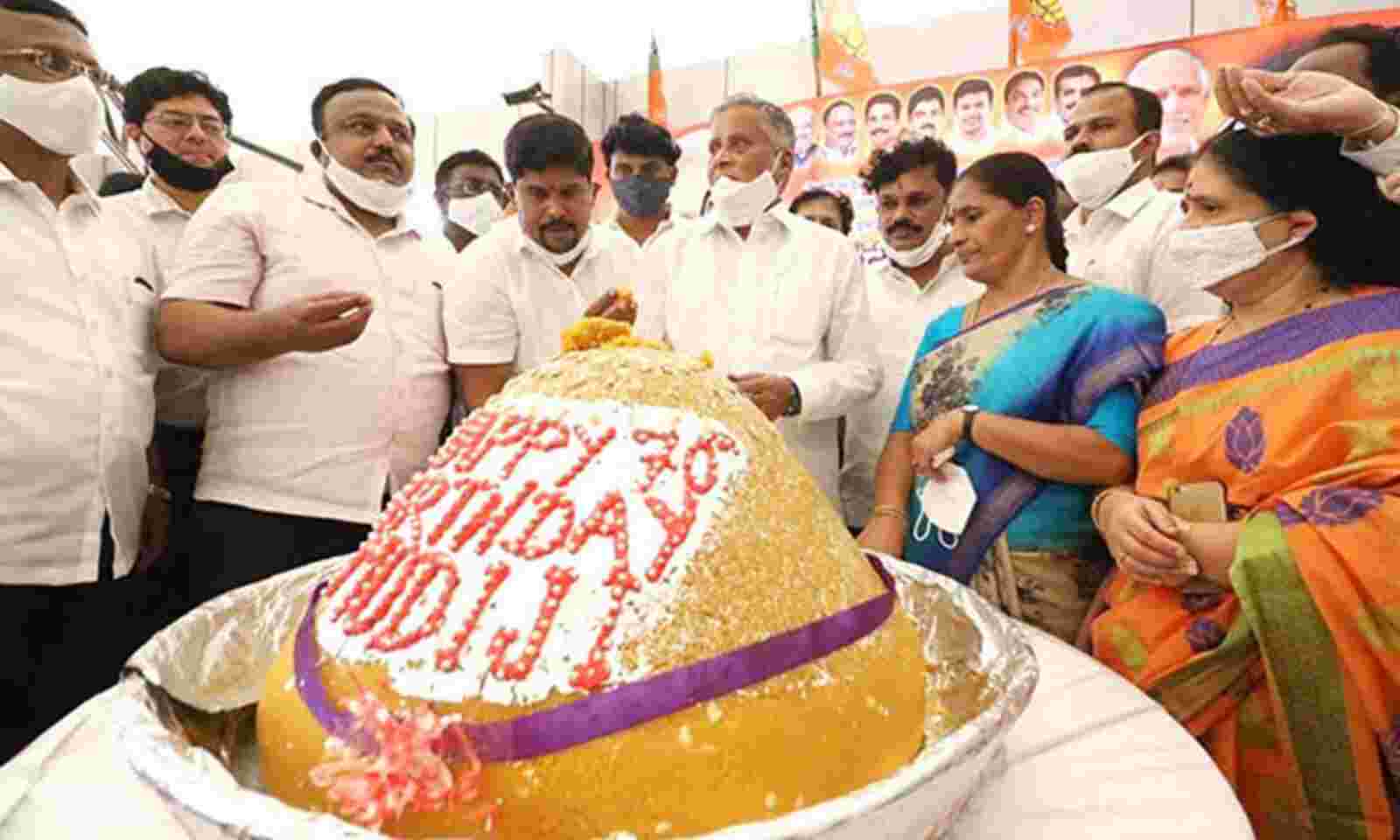 An Indian baker puts the finishing touches on a cake for Gujarat... News  Photo - Getty Images