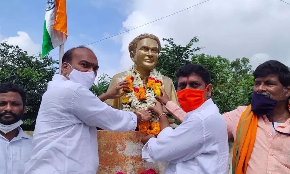 BJP Kisan Morcha State president Kondapalli Sridhar Reddy garlanding Telangana Martyr Shoyabullakhan statue