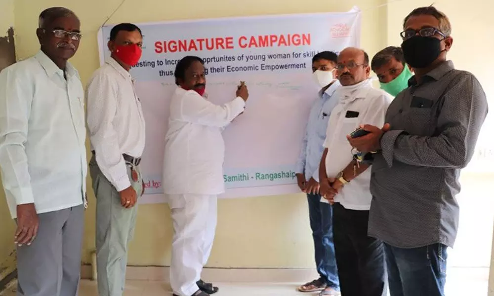 Mayor Gunda Prakash Rao launching the signature campaign in Warangal on Thursday