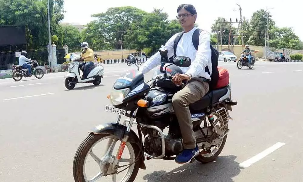 Vajinder Singh, who is on an all India solo expedition for a cause, reaches Visakhapatnam.  	Photo A. Pydiraju