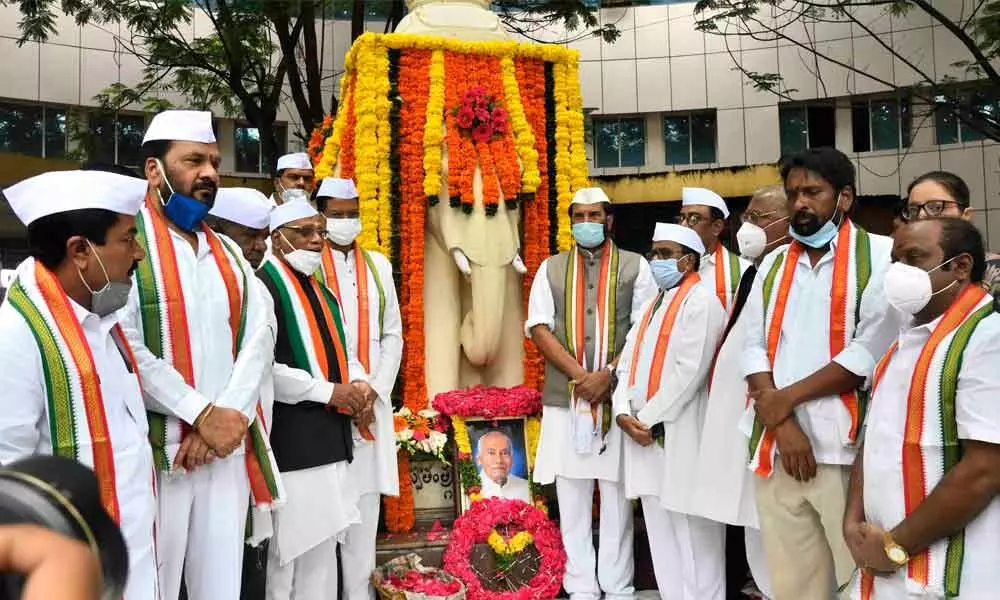 Congress leaders led by TPCC president N Uttam Kumar Reddy paying tributes to Sardar Vallabhbhai Patel at Gandhi Bhavan in Hyderabad on Thursday