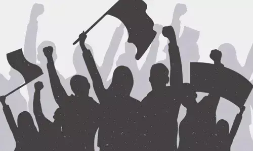 8 persons injured in clash between 2 groups of TRS in Khammam