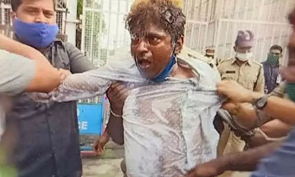 Auto-driver attempts self-immolation near Pragati Bhavan