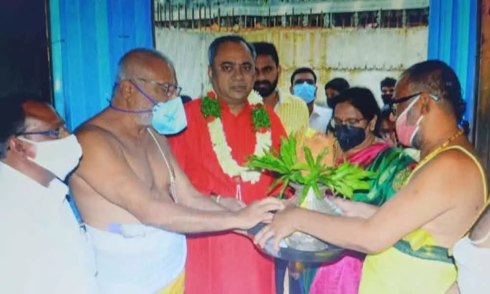Yadadri temple priests welcoming High Court Judge Amarnath Goud with poorna kumbham at Balalayam on Friday
