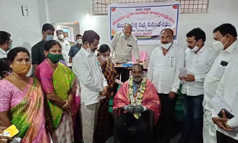 Makthal MLA Chittem Ram Mohan Reddy felicitating Balakondaiah, a senior teacher at ZPHS, in Marikal on Friday
