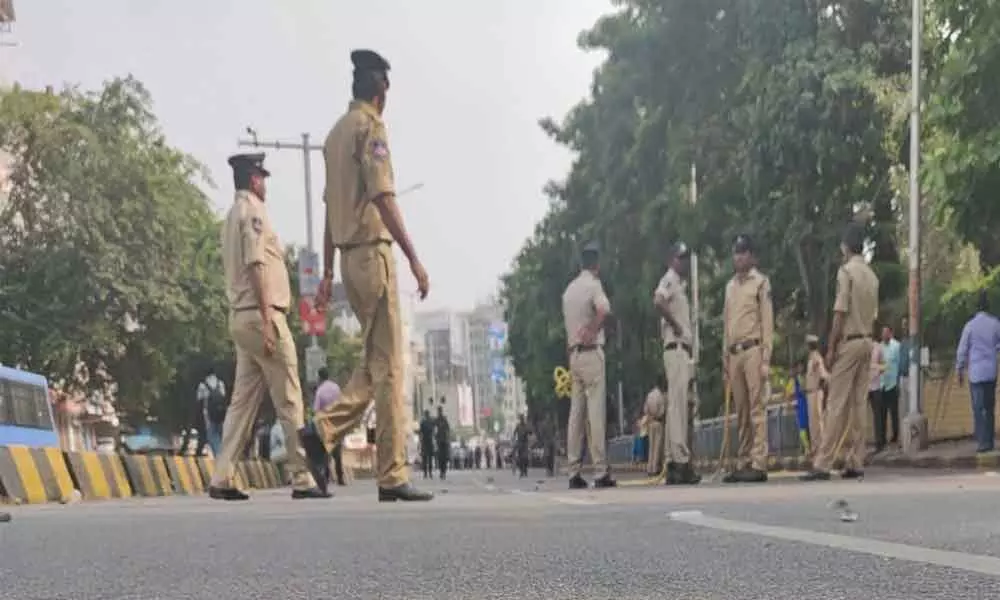 Cops foil auto driver’s suicide bid at Pragathi Bhavan