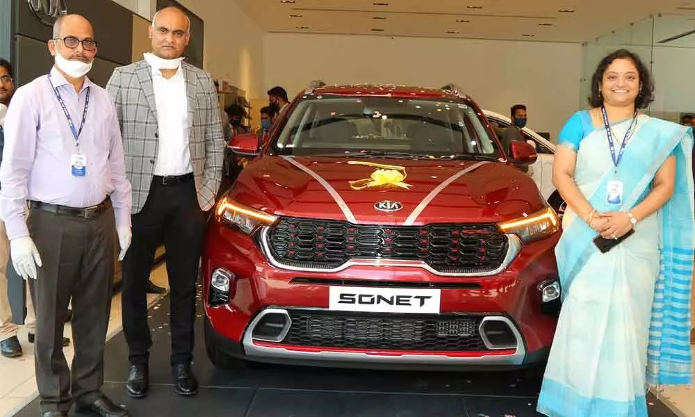 SBI regional manager A Naga Vasantha and others releasing KIA new car at Kantipudi showroom in Rajamahendravaram onSunday