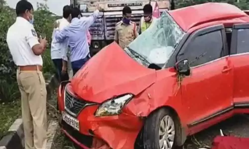 2 killed after car rams into lorry at Hyderabad outskirts