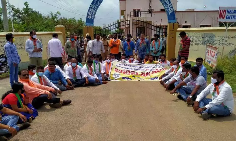 BJP district president Banala Lakshmareddy and party activists staging a protest in front of the Collectorate in Kamareddy on Tuesday