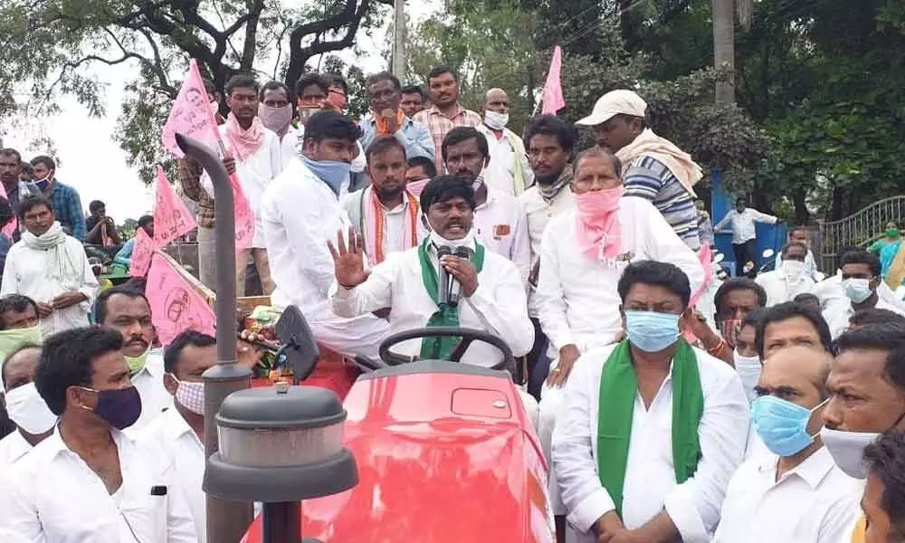 MLA Peddi Sudarshan Reddy staging a protest with tractors in Narsampet on Tuesday