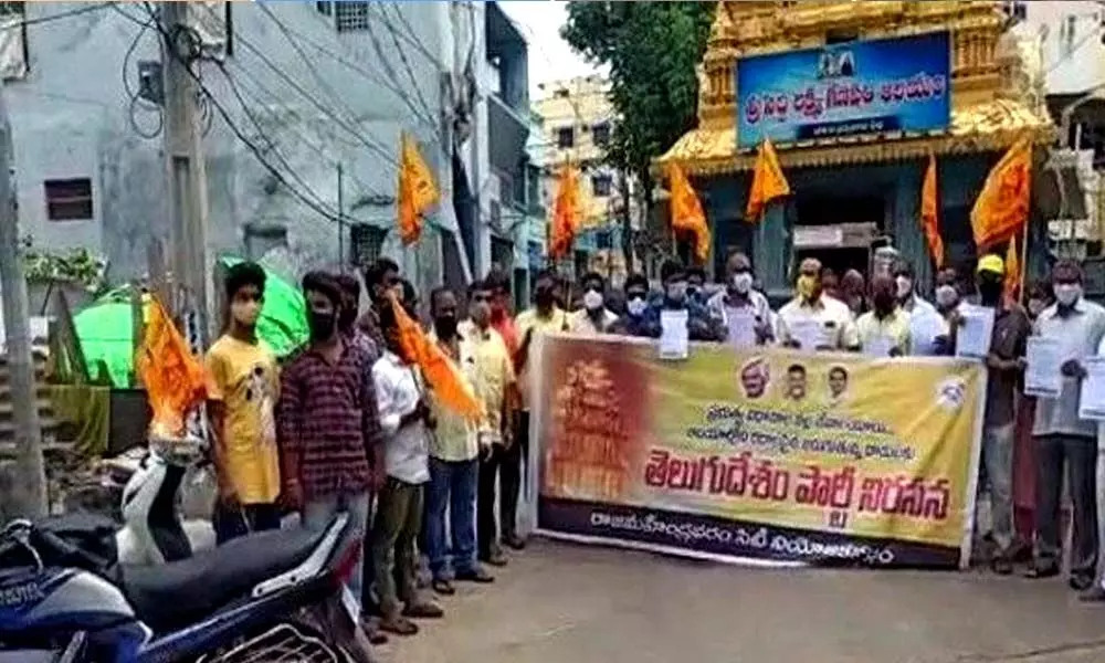 Amidst  TDP and BJP  protest AP CM YS Jagan offers prayers in Tirumala temple without sign on declaration