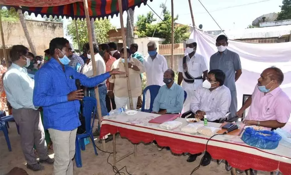 Collector Chakradhar Babu and Agriculture Commissioner Arun Kumar interacting with the farmers