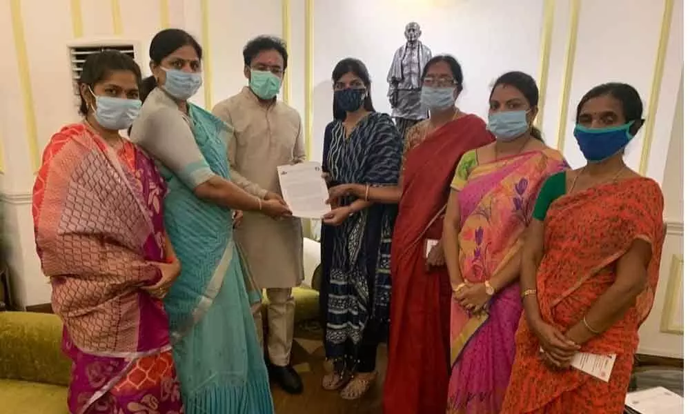 Women JAC leaders of Amaravati Parirakshana Samiti submitting a memorandum to Union Minister  G Kishan Reddy in New Delhi