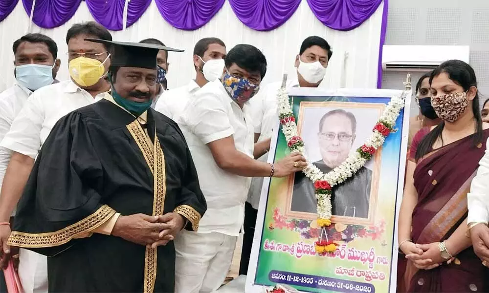 Mayor Gunda Pakash Rao, Warangal East MLA Nannapuneni Narender, Municipal Commissioner Pamela Satpathy, Council members paying tributes to former President Pranab Mukherjee