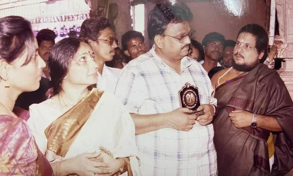 SP Bala Subrahmanyam offering puja at Lord Rama temple in Bhadrachalam in 1999 (file photo)