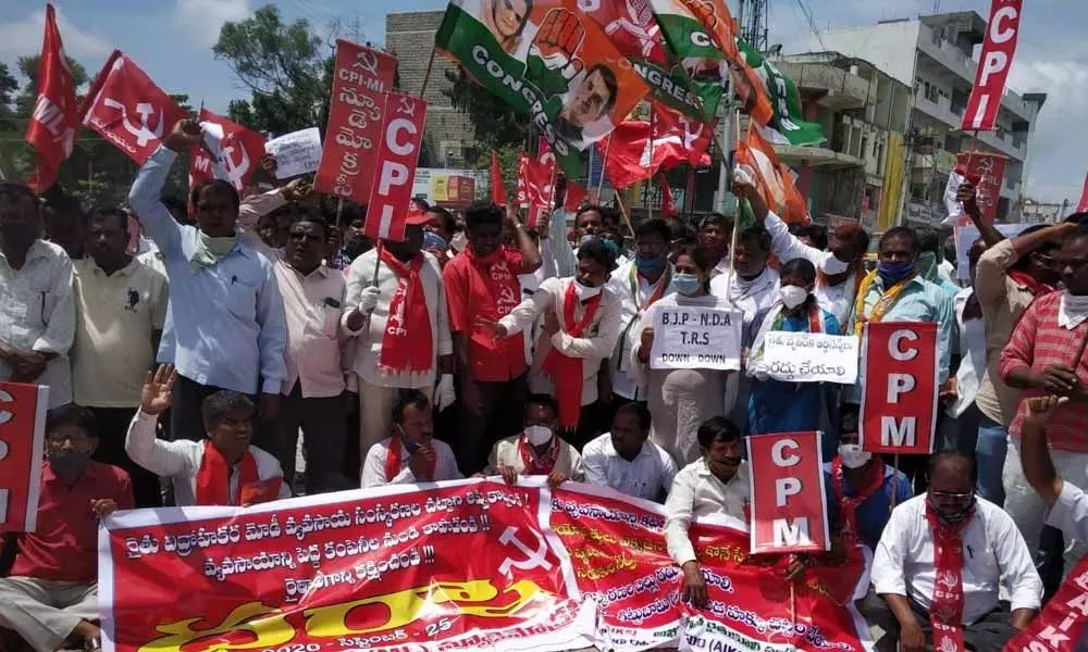 Leaders of CPI, CPM, New Democracy and Congress staging a protest against agriculture bill, at Telangana Chowrasta in Mahbubnagar on Friday