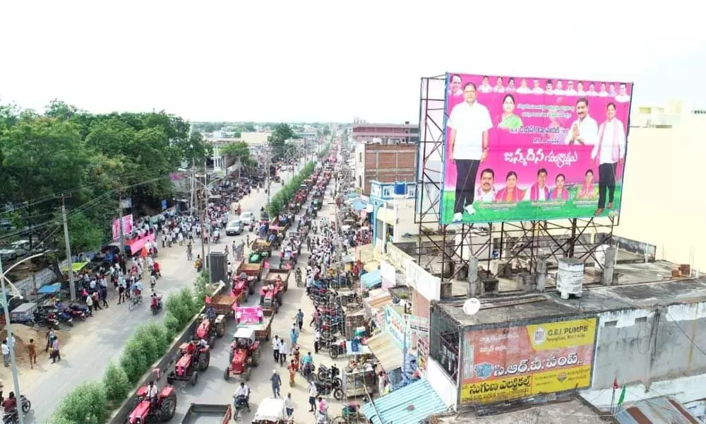 Farmers rally at Maripeda in Mahabubabad district on Friday