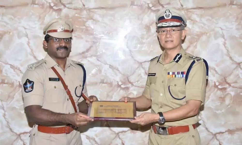 DGP Gautham Sawang fetes Kadapa SP K K N Anburajan with Disk Commendation Award