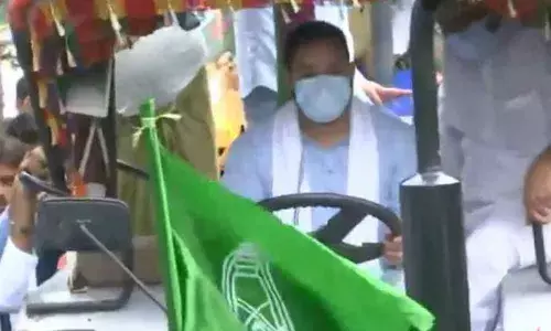 Tejashwi seeks rollback of agri Bills, leads tractor march