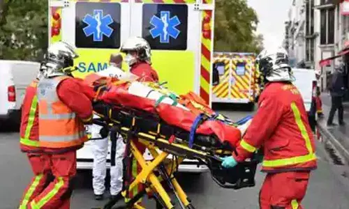 4 injured in knife attack in Paris