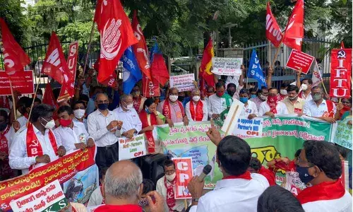 AIKSCC stages protest against agri Bills