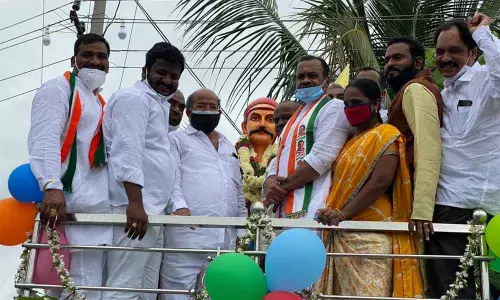 Former MP Bhoora Narsaiah Goud unveils statue of Sardar Sarvai Goud Papanna