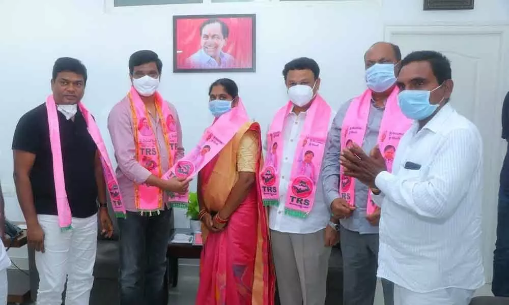 R&B Minister Vemula Prashanth Reddy inviting BJP corporator K Umarani into the TRS by offering party scarf in Hyderabad on Sunday