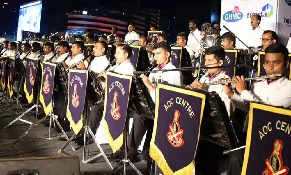 Army band enthralls visitors at cable bridge