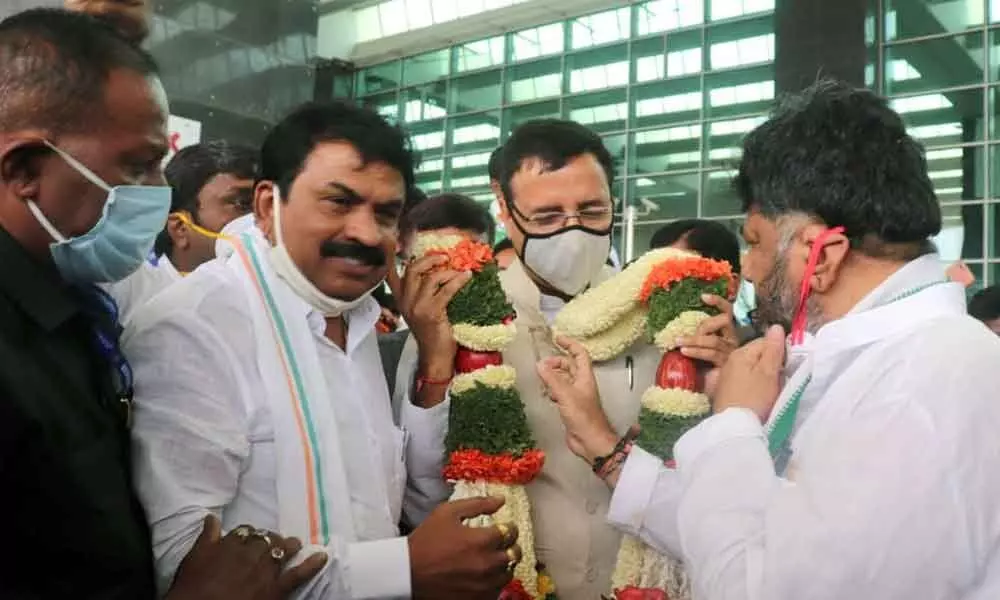 AICC general secretary Randeep Singh Surjewala being welcomed by party workers as he arrives at Bengaluru on Sunday