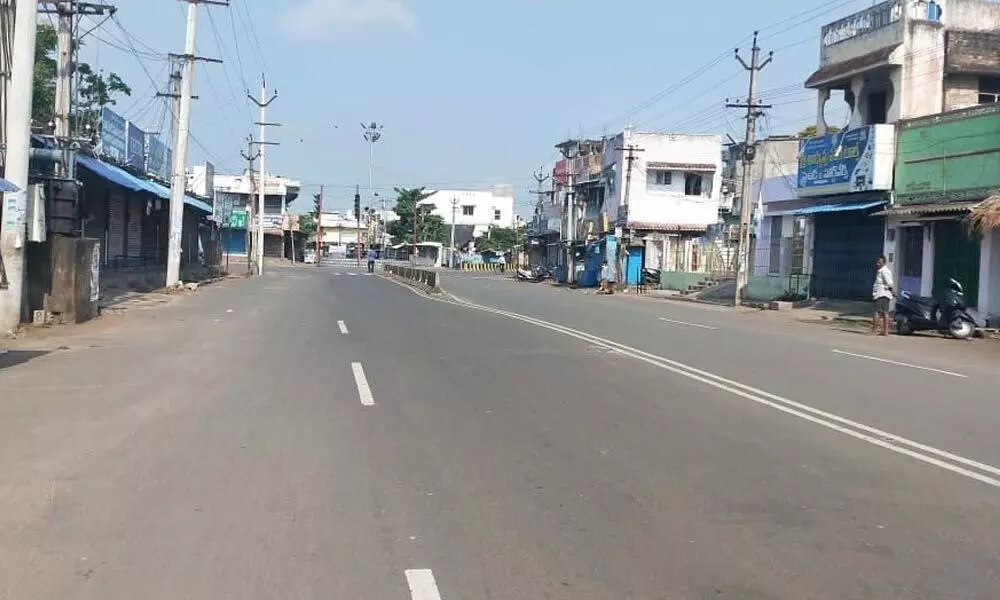 Main roads wear desert look in Srikakulam city on Sunday in the wake of lockdown