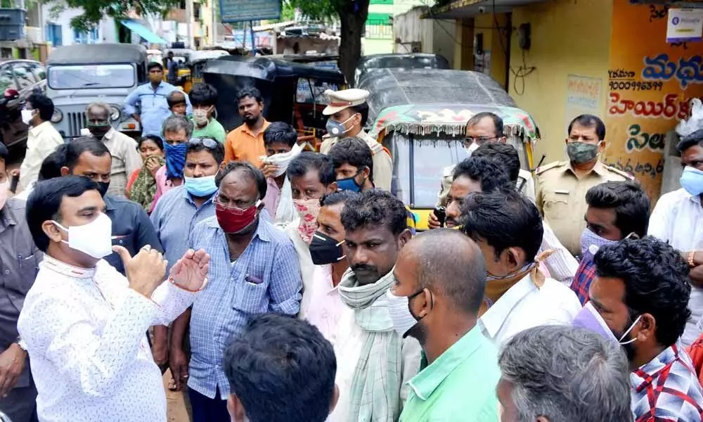 Deputy Chief Minister Amzath Basha interacting with flood-affected people at ASR Nagar in Kadapa city on Sunday