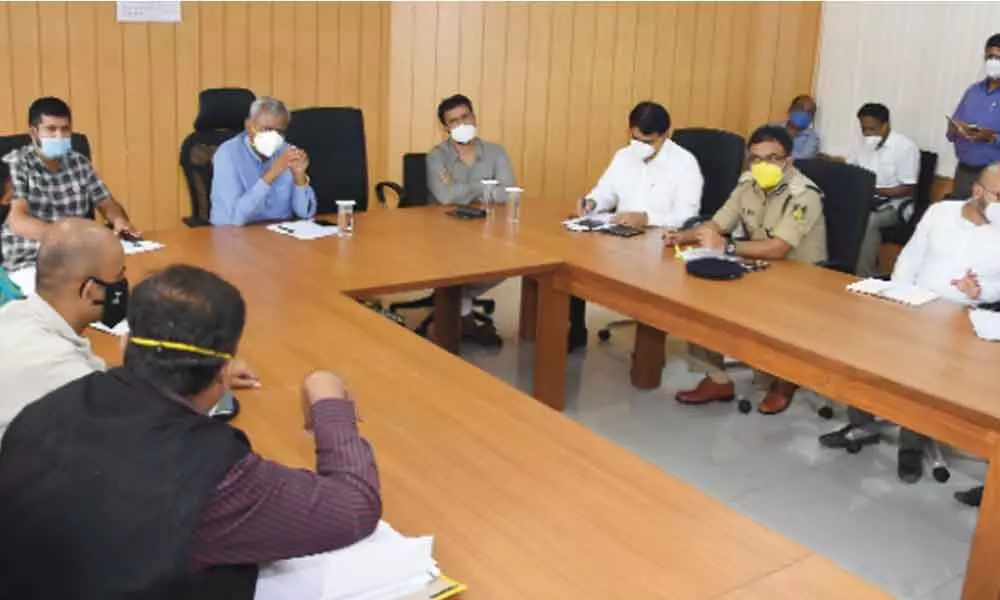 Mysuru district minister and Dasara executive committee chairperson Somashekar holding a meeting in Mysuru on Sunday