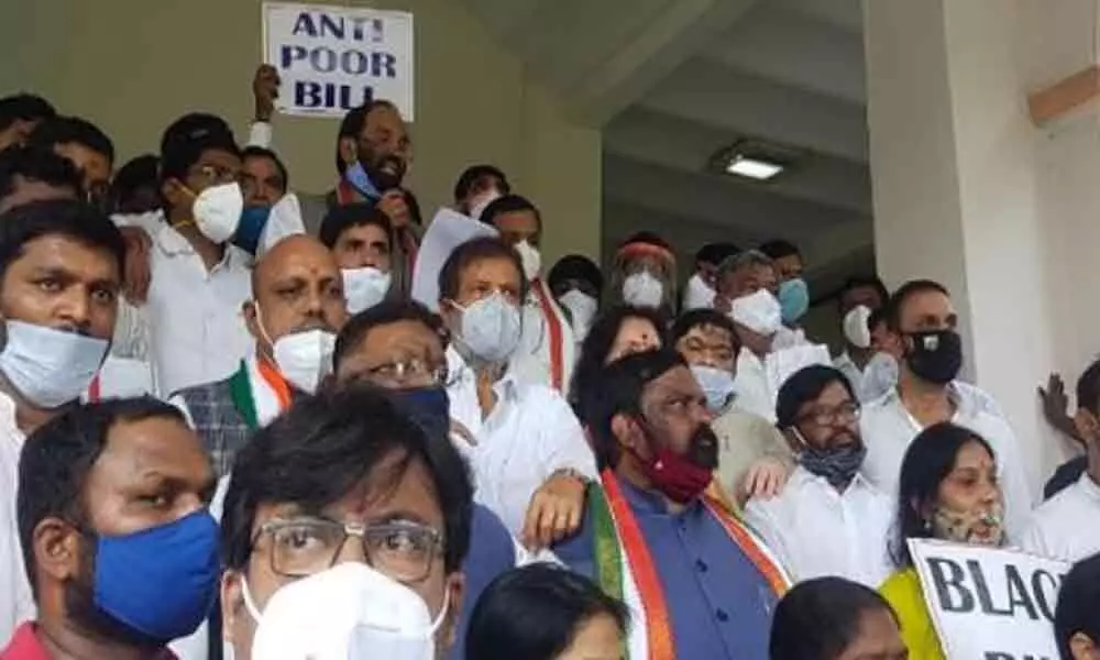 Hyderabad: Congress leaders held for protesting at Raj Bhavan over agri bills