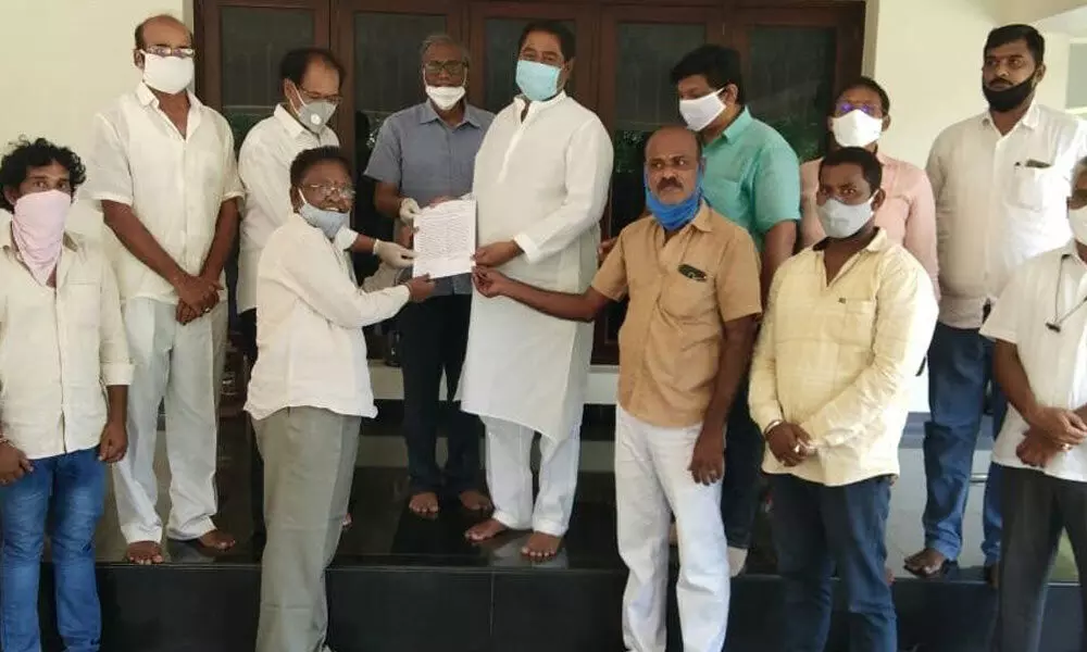 Traders’ union representatives submitting a memorandum to MLA Dharmana Prasada Rao in Srikakulam on Monday