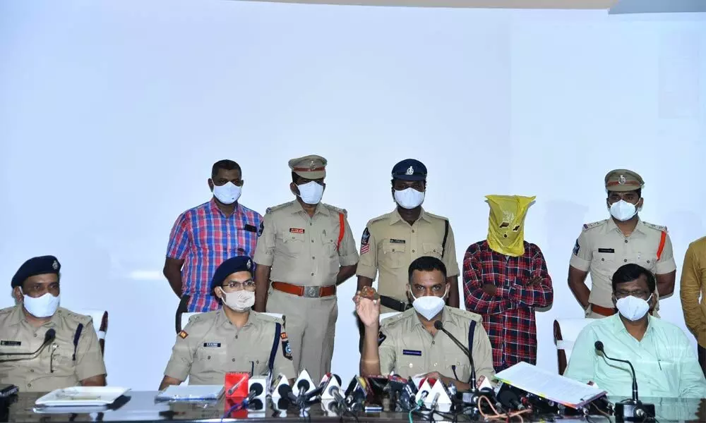 SP Dr Fakkeerappa Kaginelli addressing media persons over the arrest of temple idol thief at Ved Vyas Auditorium in Kurnool on Monday