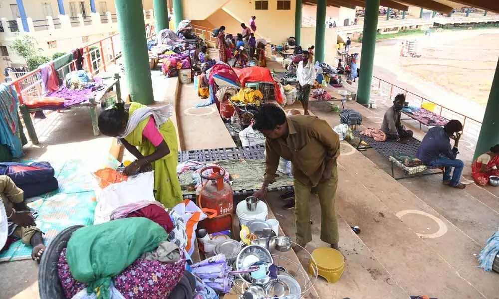 Flood victims trying to save belongings at Ranigari Thota