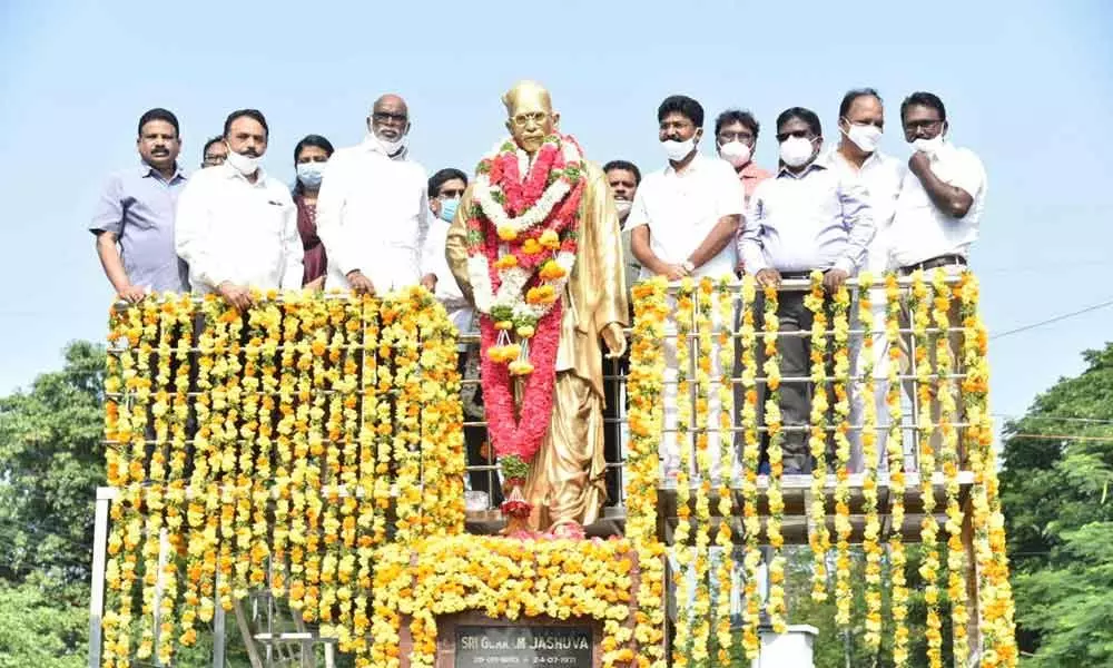 Minister for Education Adimulapu Suresh and others paying tributes to noted poet Gurram Jashuva in Guntur on Monday