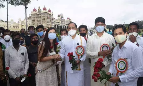 On Tourism day Tourism stakeholders woo tourists with discount vouchers, sweets, flowers to promote Mysuru tourism
