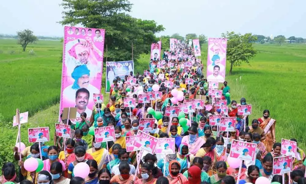 Number of Women farmers participating in the rally at Kalluru mandal headquarters  in Khammam district on Tuesday