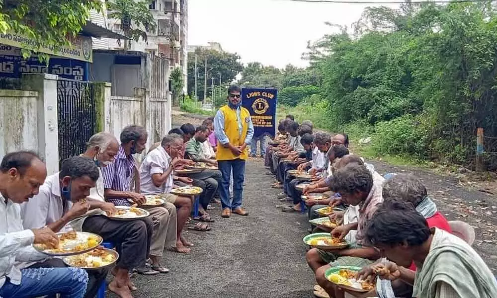Swarnandhra Seva Samstha providing food to the hapless migrants during corona period in Rajamahendravarm