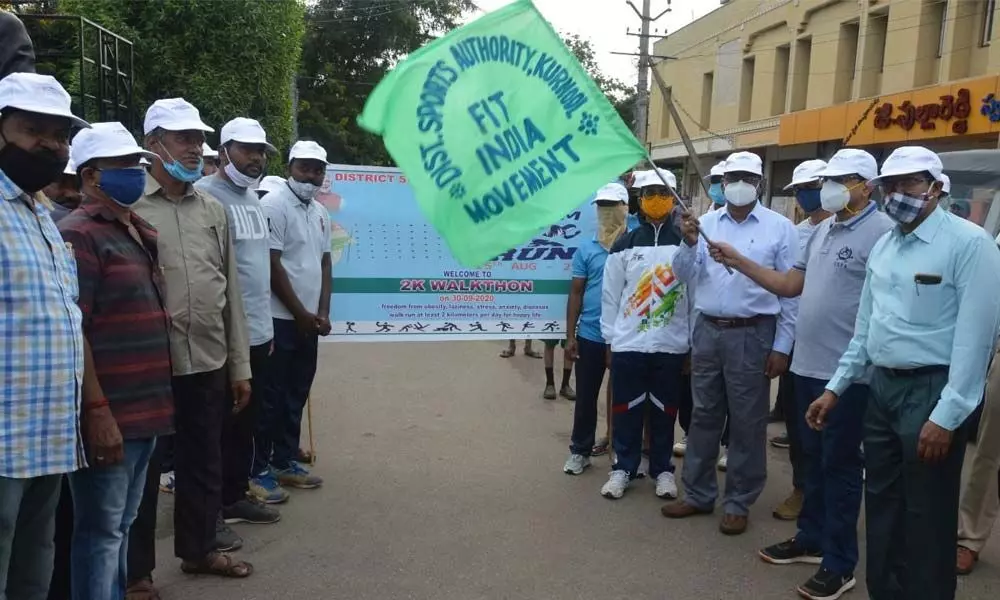 Joint collectors Syed Khaza Mohiuddin and Ram Sunder Reddy flagging off a ‘Fit India Freedom Run’ at the Collectorate in Kurnool on Wednesday
