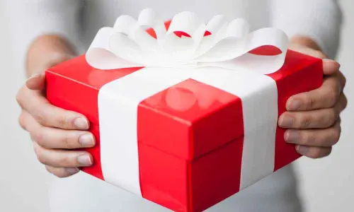 IDFC Bank MD gifts 30 lakh shares to school teacher