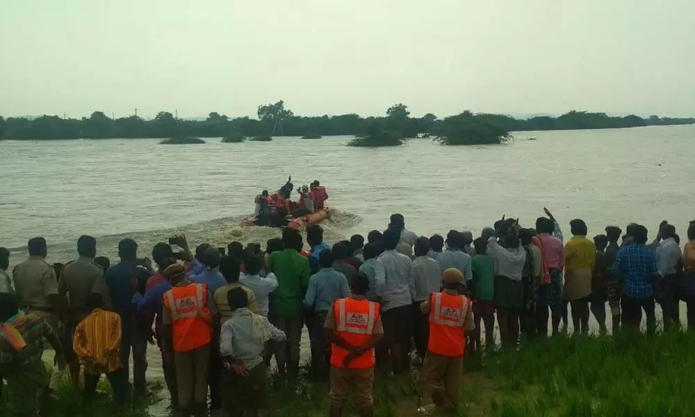 Rescue teams rescuing 9 shepherds trapped in Handri river near Gorantla village in Kodumur mandal