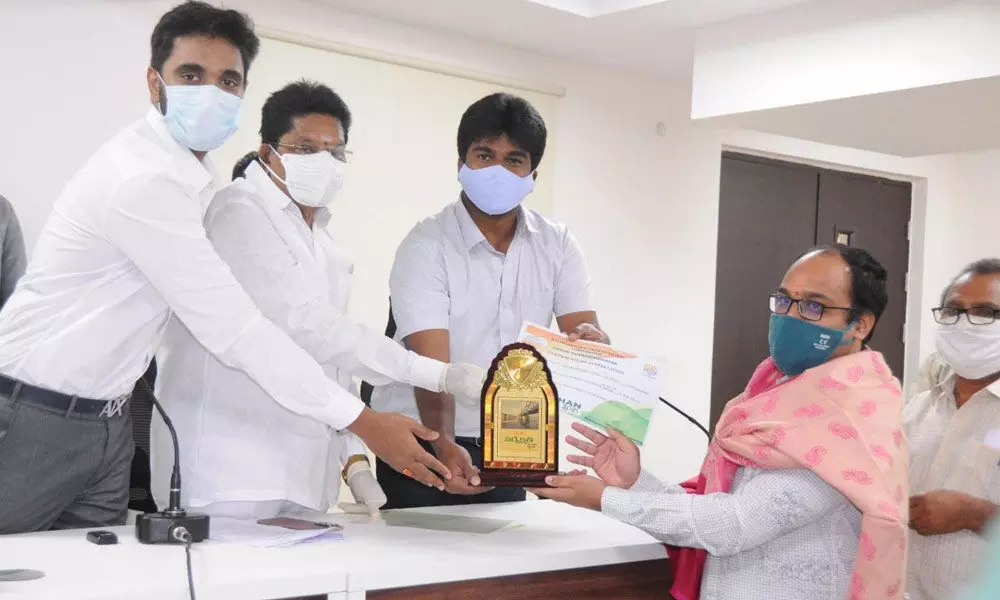 MP Margani Bharat Ram presenting Swachh Survekshan awards to sanitary staff  in Rajamahendravaram on Thursday