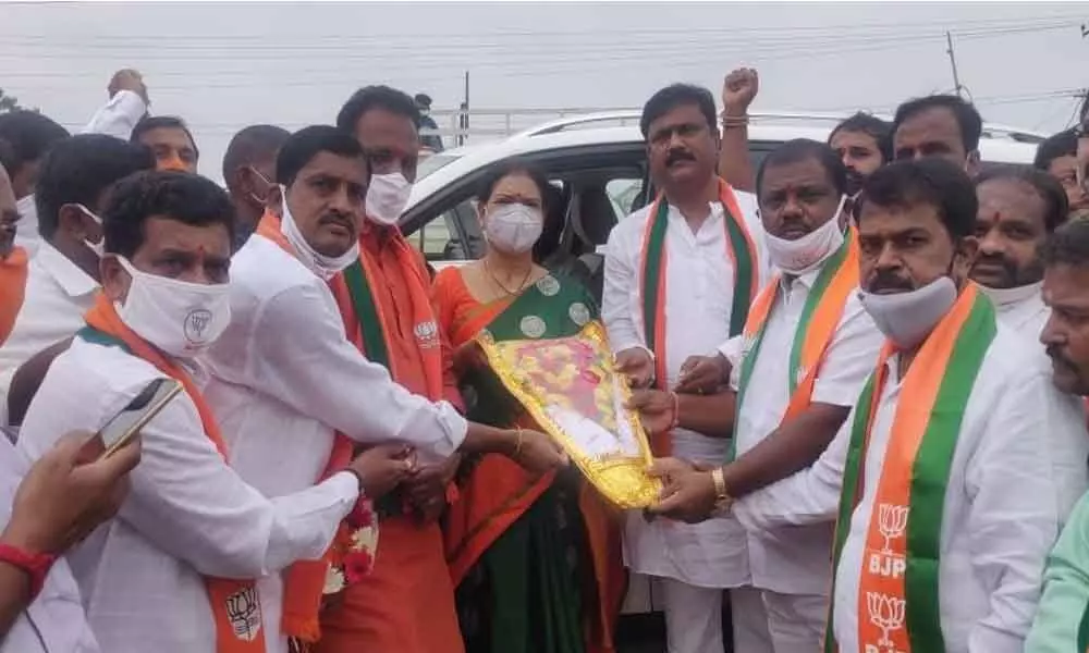 BJP national vice-president DK Aruna felicitated