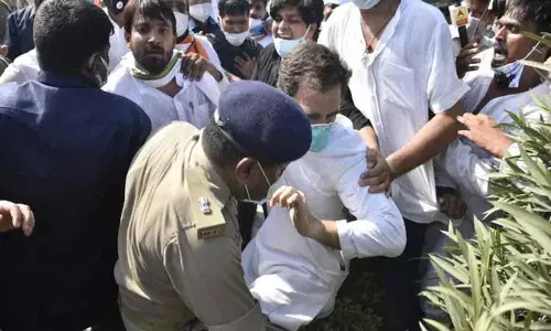 Rahul, Priyanka arrested while marching towards Hathras to meet victim family