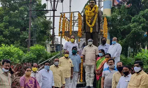 TDP leader Ganni Krishna and others paying tributes to former Lok Sabha Speaker GMC Balayogi in connection with his birth anniversary in Rajamaendravaram on Thursday