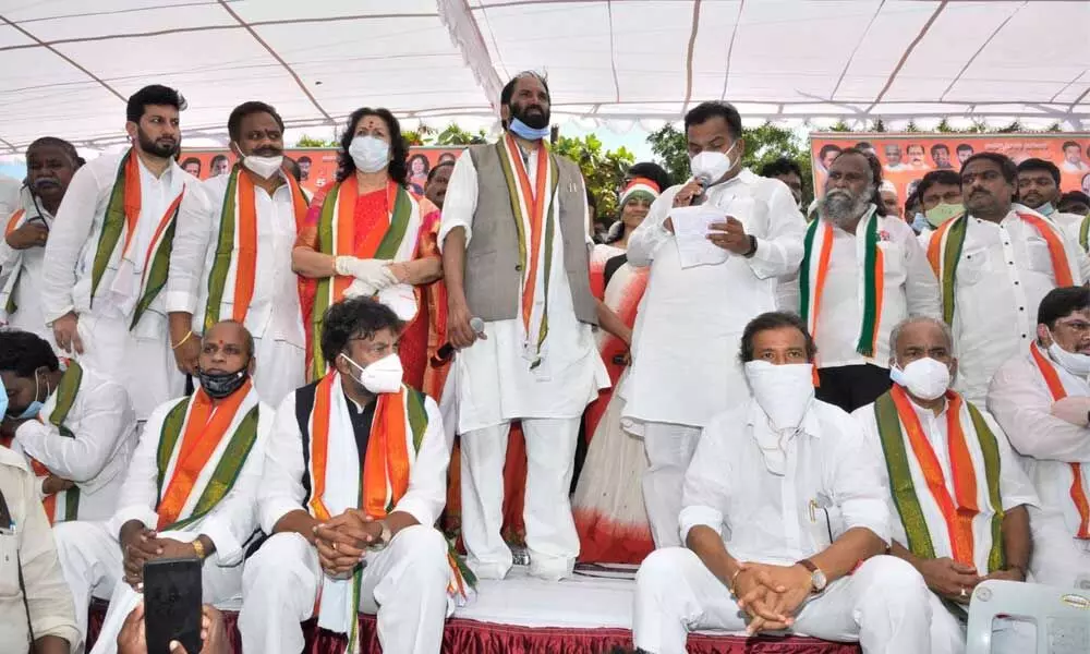 AICC  Telangana In-charge Manickam Tagore flanked by TPCC president N Uttam Kumar Reddy and other Congress leaders addressing  Kisan Mazdoor Bachao Diwas meeting at Sangareddy on Friday