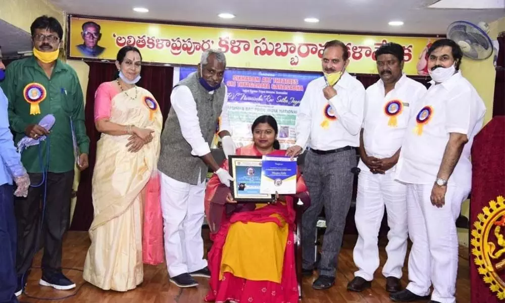 Bandari Latha, TPCC Organising Secretary receiving PV Narasimha Rao Pride National Award in Hyderabad on Friday