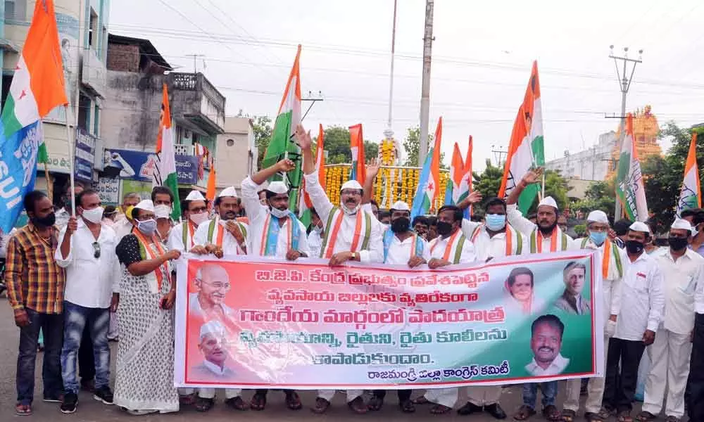 Congress leaders and activists taking out a rally against farm laws in Rajamahendravaram on Friday